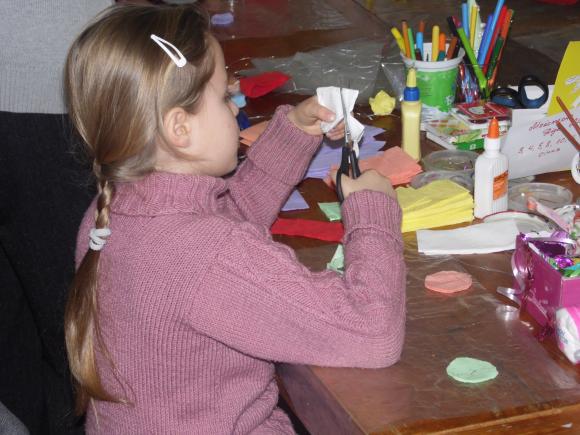 В майстернях Діда Мороза вінницька малеча виготовляла гірлянди та CD-листівки, фото №1 на сайті 20minut.ua