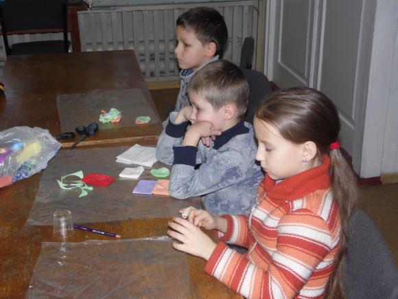 В майстернях Діда Мороза вінницька малеча виготовляла гірлянди та CD-листівки, фото №2 на сайті 20minut.ua