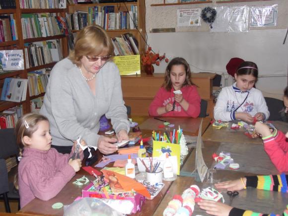 В майстернях Діда Мороза вінницька малеча виготовляла гірлянди та CD-листівки, фото №3 на сайті 20minut.ua