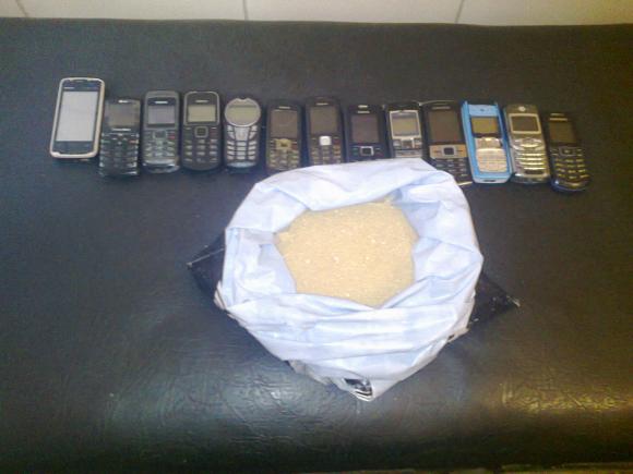 Телефони та дріжджі на палицях кидали  через огорожу  у в’язницю, фото №1 на сайті 20minut.ua