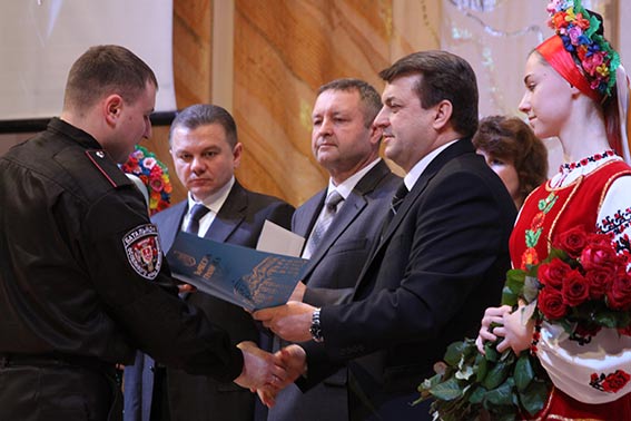 Заповнений зал «Плеяди» аплодував стоячи під час вручення грамот п’ятьом учасникам АТО, фото №1 на сайті 20minut.ua