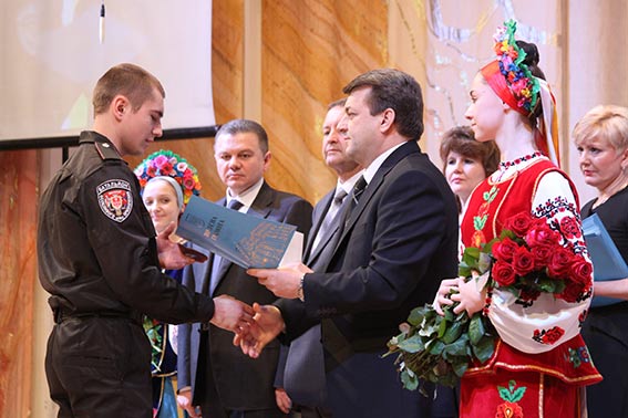 Заповнений зал «Плеяди» аплодував стоячи під час вручення грамот п’ятьом учасникам АТО, фото №2 на сайті 20minut.ua