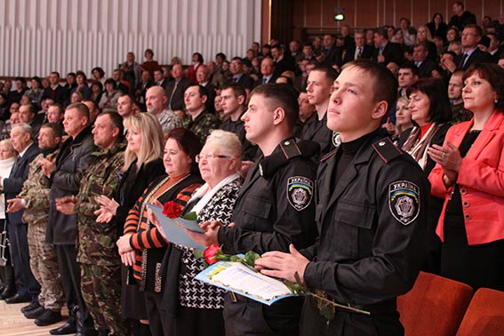 Заповнений зал «Плеяди» аплодував стоячи під час вручення грамот п’ятьом учасникам АТО, фото №3 на сайті 20minut.ua