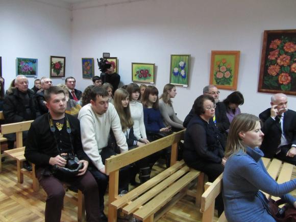 Співачка Руслана Шевельова привезла до Вінниці  власні квіткові полотна, фото №1 на сайті 20minut.ua