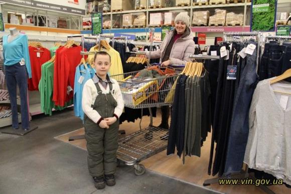 У Вінниці переселенці із АТО затарились повними візками в супермаркеті‏, фото №3 на сайті 20minut.ua