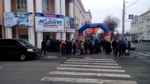 На День Святого Валентина у центрі Вінниці величезна черга на сайті 20minut.ua На День Святого Валентина у центрі Вінниці величезна черга, фото №1 на сайті 20minut.ua