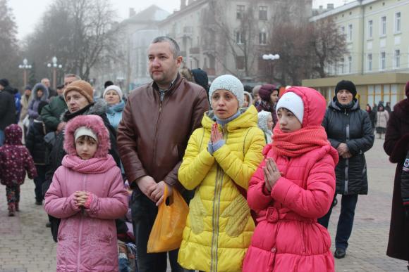 Тернополяни запалили свічки в пам`ять жертв голодоморів - фото 3