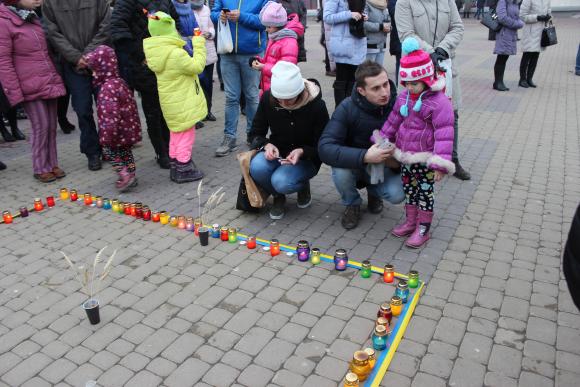 Тернополяни запалили свічки в пам`ять жертв голодоморів - фото 4